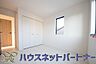 寝室：ベッドを置いて主寝室をイメージ。それでも広々してますね。