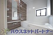 窓がある浴室は心地よいバスタイムを演出してくれます。早起きした日は朝風呂で一日の始まりです。