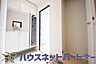 玄関：背の高いシューズボックスは、スタンドミラーにもなって全身のコーディネートチェックが可能。朝の身だしなみチェックに最適です。