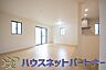 室内：明るく開放的なオープンキッチン。家族とのコミュニケーションが取りやすく、みんなの笑顔が溢れます。