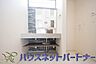 洗面：三面鏡洗面化粧台。ミラーを手前に引けば、楽な姿勢で髭剃りやメイクができます。合わせ鏡にすればヘアスタイルのチェックもラクラク。洗面化粧台のミラー裏にはたっぷり入る収納スペースを設けています。　