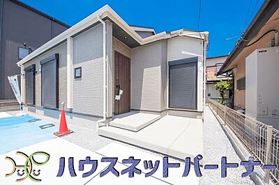 外観:街に溶け合う美しい景観と、採光や風通しを考えて設計された間取り。近隣の視線を考え調整した窓位置など、外観だけでなく、住まうご家族の心地よさを最優先しました。 外観:街に溶け合う美しい景観と、採光や風通しを考えて設計された間取り。近隣の視線を考え調整した窓位置など、外観だけでなく、住まうご家族の心地よさを最優先しました。