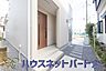 玄関：上質感漂う玄関へのアプローチ。居住者の帰り、訪れる方を優しく迎える・安らぎに満ちた生活空間を予感させる。健やかな暮らしを楽しめそう。