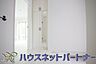 玄関：背の高いシューズボックスは、スタンドミラーにもなって全身のコーディネートチェックが可能。朝の身だしなみチェックに最適です。