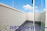 バルコニー：朝の澄んだ空気や、夕方に吹く清々しい風を五感で感じられるバルコニー。住まいの中で屋外にあって、本当の自然を感じられるスペースです。