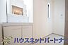 洗面：大きく見やすい三面鏡で清潔感ある洗面台は、身だしなみチェックや肌のお手入れに最適です。何かと物が増える場所だからこそ、スッキリと見映えの良い空間に拵えました。
