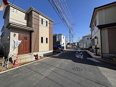 外観：堂々たる趣ながら、主張し過ぎずどこか余裕を感じさせるシャープなフォルムで佇む邸宅は、晴天の空と照らし合わせる事で、本来あるべき完成形の姿を見せてくれます。