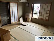 日差しの差し込む明るい部屋。