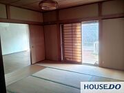 日差しの差し込む明るい部屋。