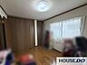 洋室：大きな引き戸クローゼットを備えた収納力のある居室です。