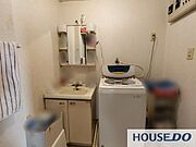 洗面化粧台付き。お出かけ前のチェックやちょっとした洗濯にも便利です。