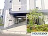 エントランス：石張りと植栽が美しいエントランスアプローチ。落ち着いた佇まいでお迎えします。
