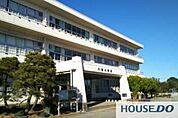 取手市立六郷小学校 徒歩12分。 930m