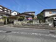 新高山分譲地内　南ひな壇にて陽当たり良好　前面道路幅員9.1ｍにつき開放感あり　並列4台分の駐車スペース確保可能　尾道市民病院まで徒歩5分の立地　既存建物を解体撤去し、お建て替え前提でご検討ください！
