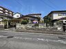 外観：新高山分譲地内　南ひな壇にて陽当たり良好　前面道路幅員9.1ｍにつき開放感あり　並列4台分の駐車スペース確保可能　尾道市民病院まで徒歩5分の立地　既存建物を解体撤去し、お建て替え前提でご検討ください！