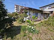 新高山分譲地内　南ひな壇にて陽当たり良好　前面道路幅員9.1ｍにつき開放感あり　並列4台分の駐車スペース確保可能　尾道市民病院まで徒歩5分の立地　既存建物を解体撤去し、お建て替え前提でご検討ください！