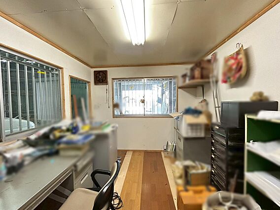 倉庫内のプレハ...