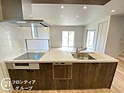使い勝手の良いカウンターキッチンは、調理スペースが広く、料理の効率がアップします。快適なキッチンライフを提供します。