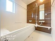 浴室には隠れた節水機能が充実！シャワーにはたくさんの空気を含んだ大粒の水は節水効果大！浴槽内にはステップがあり、出入り時の負担も軽減するスリムな形を採用
