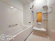 スタイリッシュなバスルームで、贅沢なひとときを過ごすことができます。デザイン性と機能性を兼ね備えた空間です。
