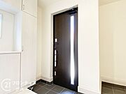 玄関は防犯性の優れたダブルロックドアです！