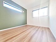 明るく広々とした子ども部屋は、遊び心をくすぐる空間です。お子様の成長を見守るのにぴったりの環境です。