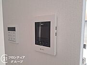 女性やお子様にも安心のTVモニター付きインターホン！一目で来客を確認できるので、特に小さなお子様をお持ちのご家庭でも安心してお住まい頂ける設備です。