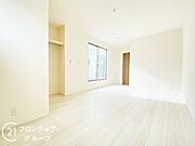 室内はシンプルな仕様となっており、それぞれの好みに合わせたインテリアで、趣味に合わせてレイアウトしやすくなっております。
