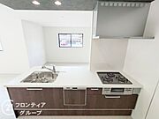 手荒れを防げる食洗器付きキッチン。食器洗いの時間を短縮して、家族の時間や趣味の時間にあてられます