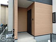 明るく清潔感のある玄関でお客様を迎えるスペースをパッと明るい印象に！大容量の収納力で大家族の履物もすっきり収納できます♪