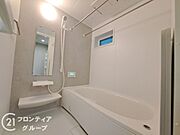 自然光が差し込む窓付き浴室は、朝も夜も気持ちよく使える心地よい空間。通気性が良く、清潔さを保ちやすい点もうれしいポイントです。