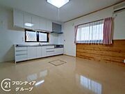 リビングは、シンプルでありながらも高級感のあるデザインです。快適な暮らしをサポートします。