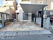 機能的な駐車場で、車の出し入れが簡単に行える設計です。
