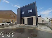 モダンなデザインが魅力の新築戸建てで、スタイリッシュな外観が住む人を引き立て、日々の生活に彩りを添えます