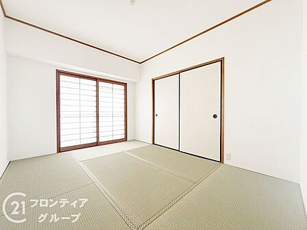 リビング横の和室はお子様の遊び場に最適！キッチンから目が届くので、安心して家事に専念できる配置です