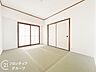 子供部屋：リビング横の和室はお子様の遊び場に最適！キッチンから目が届くので、安心して家事に専念できる配置です