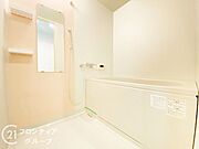 清潔感あふれるバスルームで、毎日の疲れを癒せます。明るく開放的な空間で、リフレッシュできるひとときをお楽しみください。