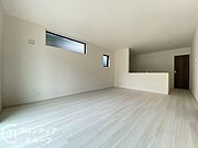 リビングのフローリング材には、木目や色調など木材特有の風合いがあり、ナチュラルな美しさで、日々の生活に温もりを与えてくれます。