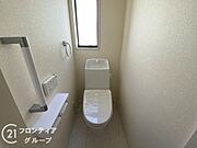 便器にふちがなく、汚れが隠れて見えない部分が極端に少なくなっており、お手入れも楽々！スピーディでパワフルな洗浄力を実現しています！