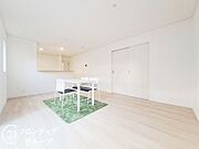 LDKには大きな窓からたくさんの光が入り、明るく、開放的な空間を演出してくれます。お友達が遊びに来た時も自慢のリビングになりますね！
