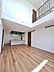 リビング/ダイニング：2階リビングは外からの目線が気になりにくく、採光・通風も確保しやすい間取り。吹き抜け構造による高い天井が縦の広がりを生み出し、18帖の広さとともにゆとりある開放的な空間を実現しています。