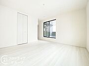寝室や子供部屋など用途多彩な明るい洋室！