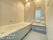 機能的なバスルームで、快適な生活を実現します。清潔感あふれる空間で、毎日の疲れを癒すリフレッシュタイムを提供します。