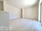 LDKには大きな窓からたくさんの光が入り、明るく、開放的な空間を演出してくれます。お友達が遊びに来た時も自慢のリビングになりますね！