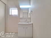 曇り止めヒーター付きのミラーキャビネットを採用しております。ミラーの内側がすべて収納スペースになっているので、スタイリング剤や歯ブラシなどの収納に便利ですね。