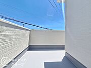 日当たりの良いバルコニーは、お洗濯が多いときも安心！たくさん干してもカラっと乾きそうです！