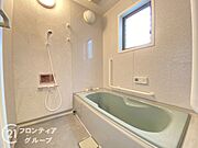 落ち着いたデザインの浴室でゆったりくつろげます！