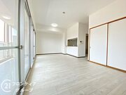 リビングは、広々とした空間で、家族や友人との時間を楽しむのにぴったりです。快適な居住空間を提供します。