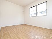 ＼同仕様写真／フローリング材には、木目や色調など木材特有の風合いがあり、ナチュラルな美しさで、日々の生活に温もりを与えてくれます。