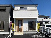 ＼同仕様写真／外壁は、汚れにくくメンテナンスのしやすいサイディング材を採用！色あせや日焼けが目立ちにくく、メンテナンス費用も軽減できます。また、ひび割れや破損に強いので安心してお住まいして頂けますね。